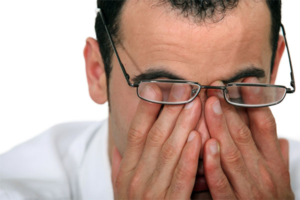 Uống 1 ly bia nhẹ hoặc bia đen mỗi ng&agrave;y sẽ gi&uacute;p ngăn ngừa đục thủy tinh thể