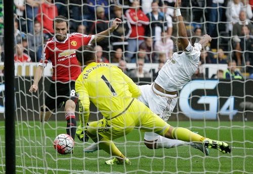 Juan Mata mở tỉ số trận gặp Swansea