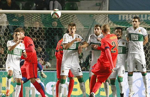 Hậu vệ Mathieu ghi b&agrave;n trong chiến thắng 4-0 của Barca trước Elche
