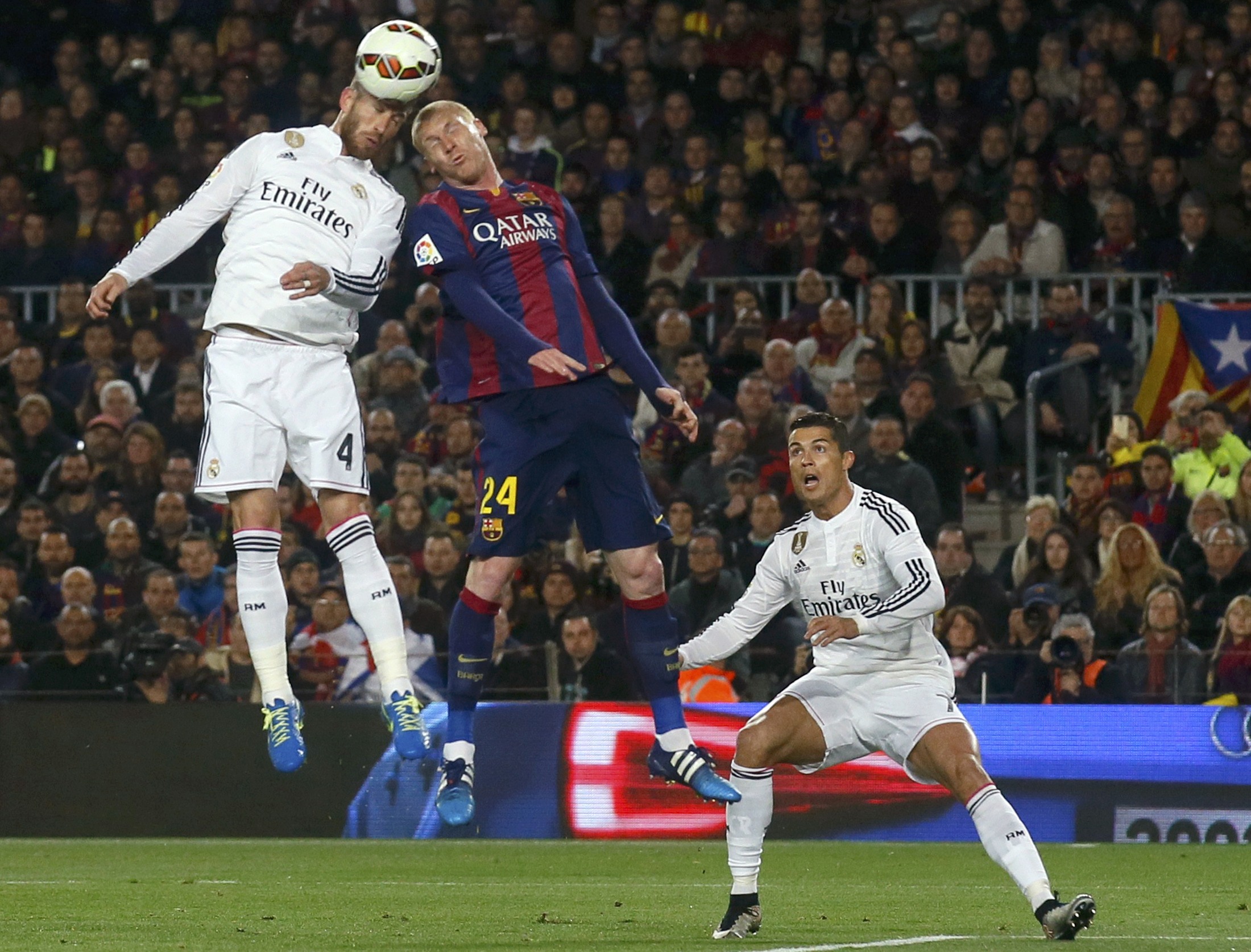 Trận si&ecirc;u kinh điển hấp dẫn ngay từ đầu khi Mathieu đ&aacute;nh đầu mở tỉ số cho Barcelona ngay từ ph&uacute;t thứ 17