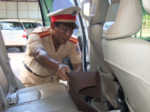 Lực lượng CSGT tiến h&agrave;nh kiểm tra phương tiện
