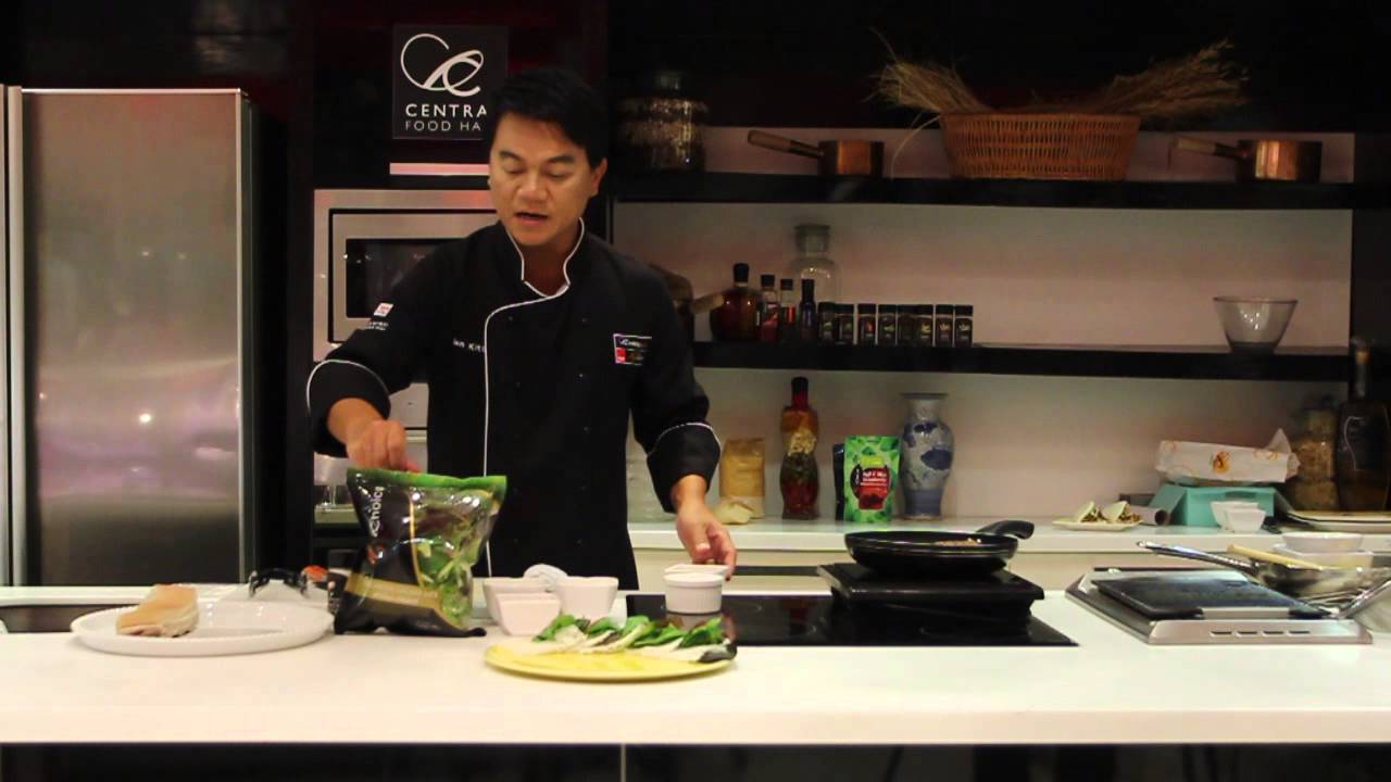Ian Kittichai thực hiện m&oacute;n b&aacute;nh hỏi, thịt nướng