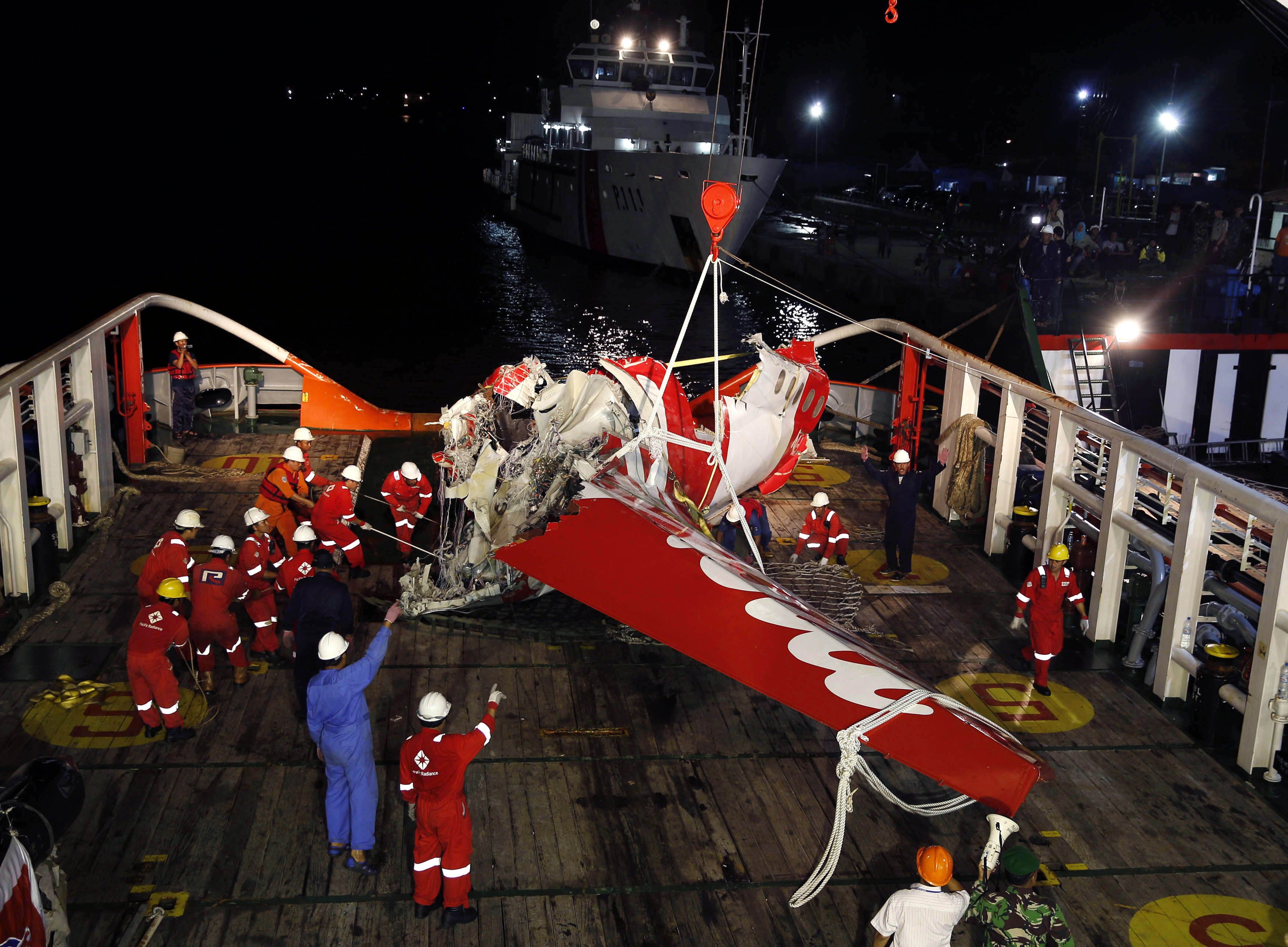 Những mảnh vỡ máy bay được trục vớt. Ảnh: Reuters