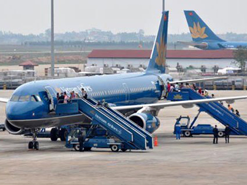 Tội phạm còng tay dẫn độ dọa có bom trên máy bay Vietnam Airlines