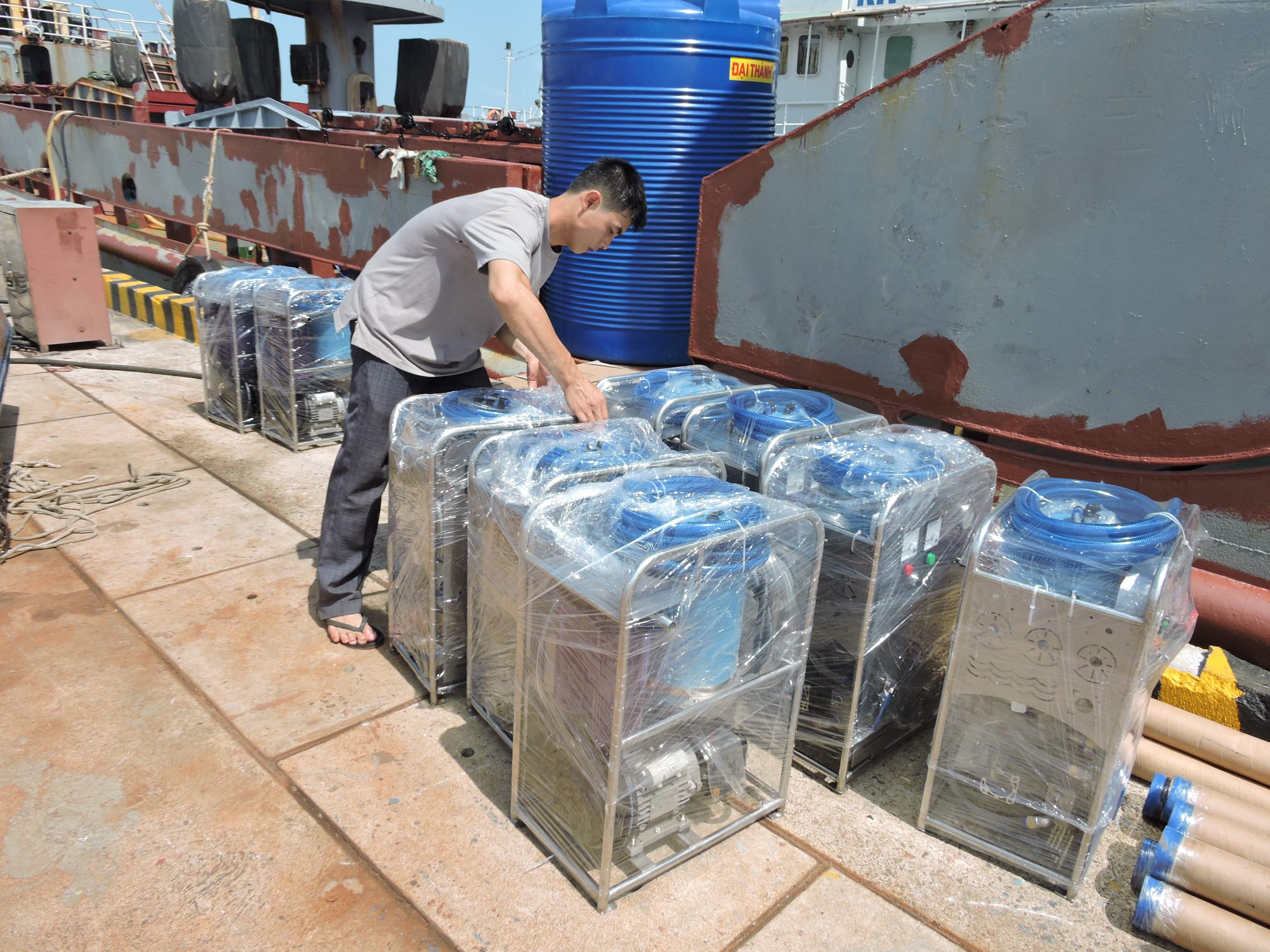 H&igrave;nh: Những chiếc m&aacute;y lọc biến nước biển th&agrave;nh nước ngọt được chuẩn bị để đưa ra nh&agrave; gi&agrave;n DK1