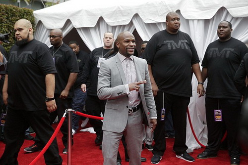 Mayweather và êkip vệ sĩ đến Los Angeles