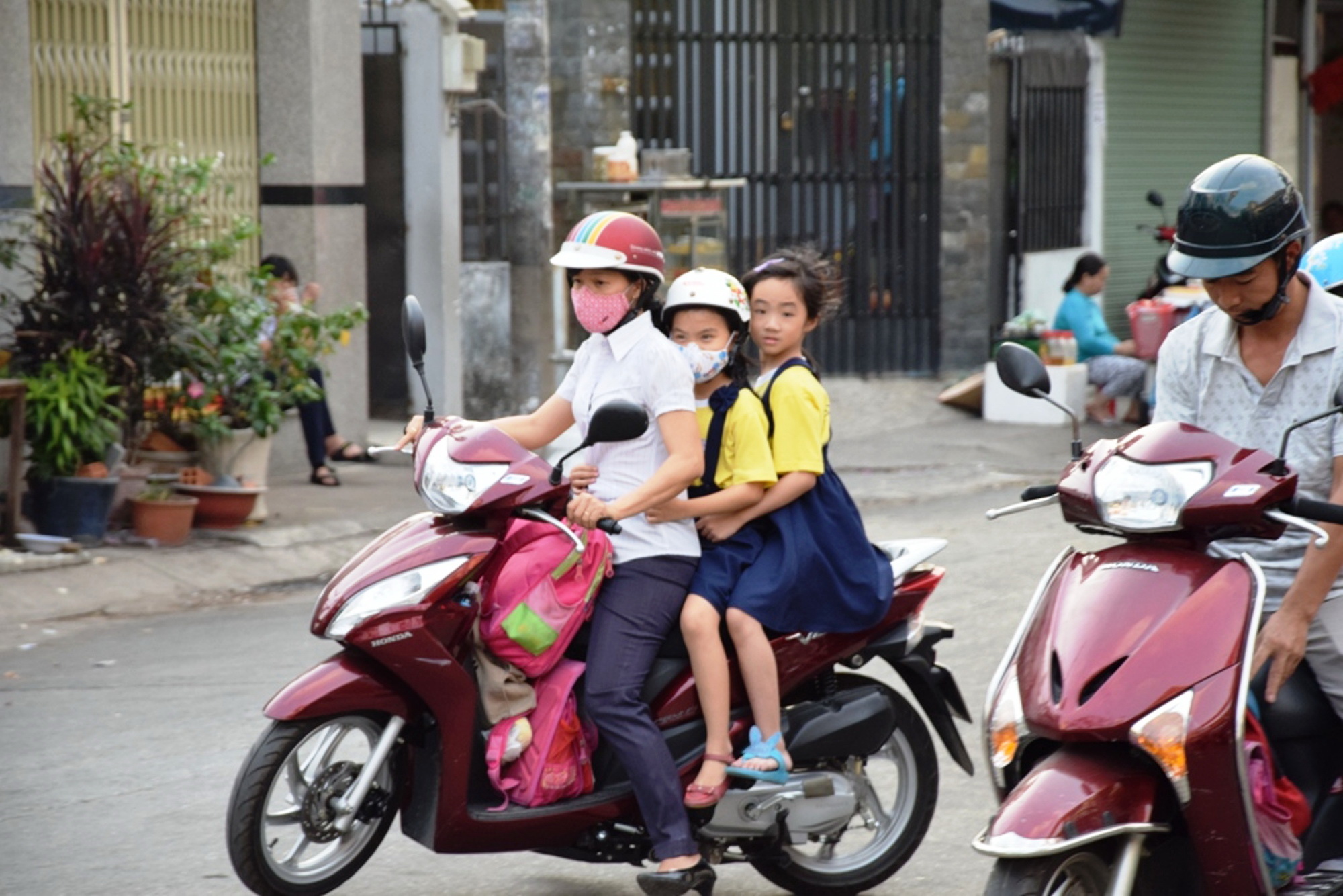Phụ huyng chở con đi học nhưng bé đội bé không