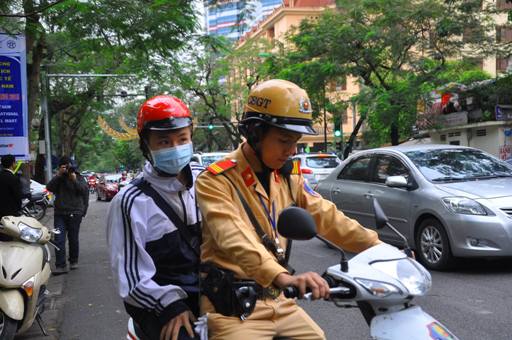 Học sinh vi phạm bị tạm giữ xe được các chiến sỹ CSGT chở đến trường