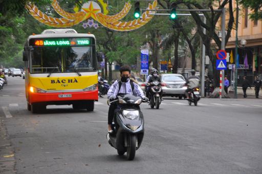 Học sinh đi xe máy không đội mũ bảo hiểm