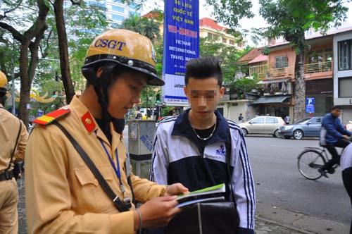 CSGT đang kiểm tra nhãn vở của một học sinh nam