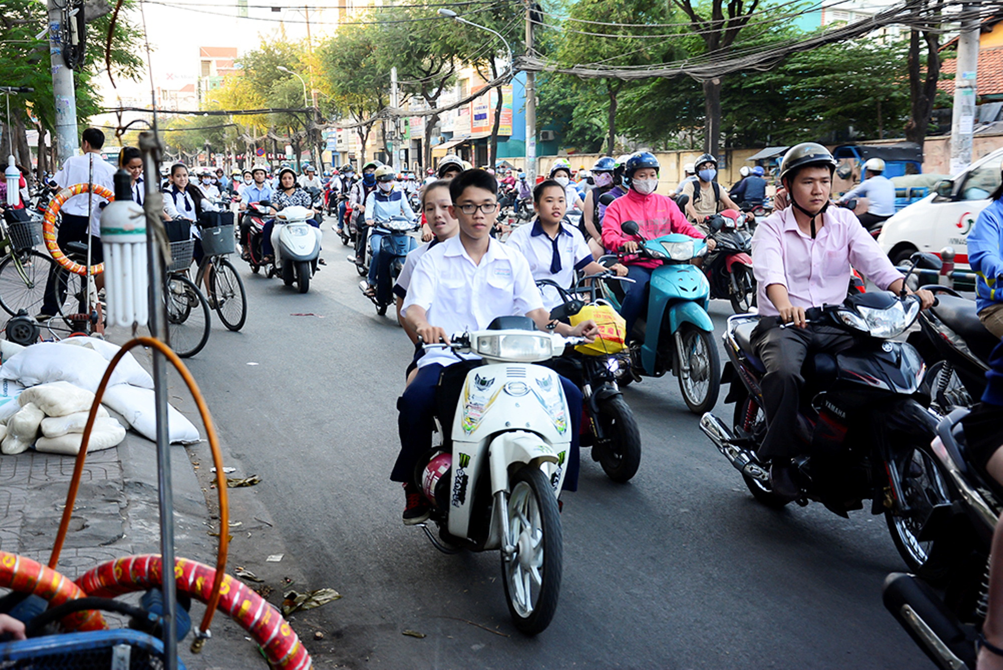 Học sinh cấp 3 đi xe máy nhưng không đội MBH