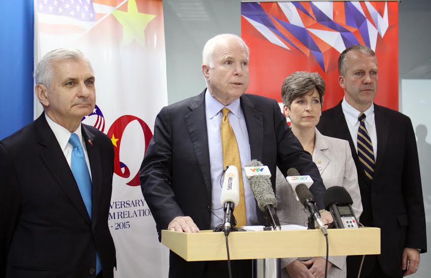 Các thượng nghị sỹ Mỹ tại buổi họp báo, từ trái qua phải là Jack Reed, John McCain, Joni Ernst và Dan Sullivan. Ảnh: Hoàng Triều