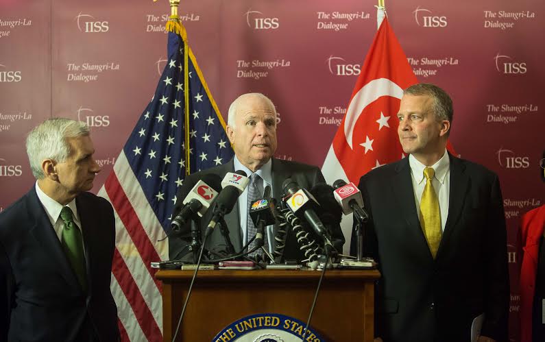 Thượng nghị sĩ John McCain v&agrave; c&aacute;c th&agrave;nh vi&ecirc;n Ủy ban Qu&acirc;n vụ Thượng viện Mỹ tại cuộc họp b&aacute;o b&ecirc;n lề Shangri-la. Ảnh: THANH TUẤN