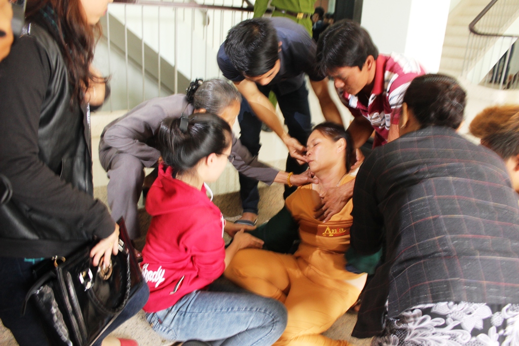Mẹ nạn nh&acirc;n ngất xỉu khi nghe c&aacute;c bị c&aacute;c khai h&agrave;nh vi đ&aacute;nh con b&agrave;