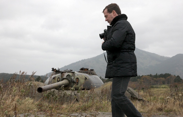 Ông Dmitry Medvedev thăm quần đảo Kuril khi còn làm tổng thống vào năm 2010. Ảnh: ITAR-TASS