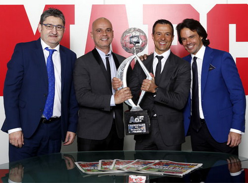 C&ograve; Jorge Mendes (thứ 2, từ phải sang) ở một lễ t&ocirc;n vinh