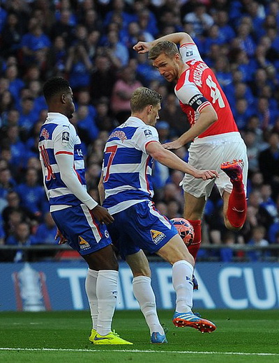 Trung vệ Mertesacker (4) vất vả cản ph&aacute; c&aacute;c ch&acirc;n s&uacute;t Reading