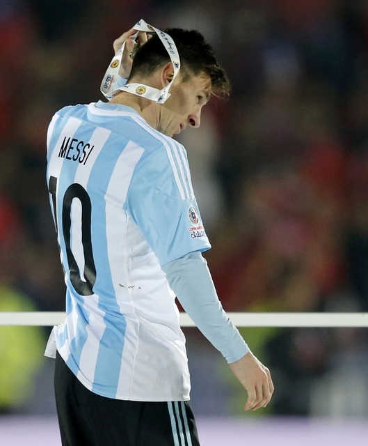 Messi cần chiếc HCV chứ kh&ocirc;ng phải m&agrave;u bạc n&agrave;y