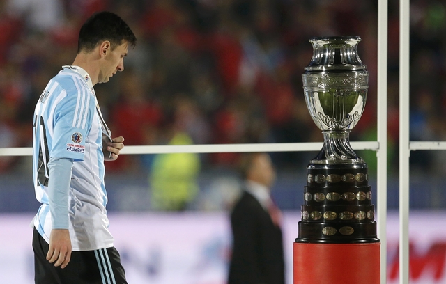 Messi rất buồn khi l&ecirc;n bục nhận giải