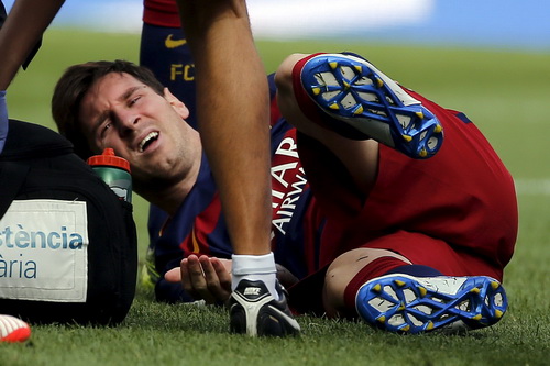 Messi chấn thương nghỉ 8 tuần, Barcelona mất ngôi đầu trước Villarreal