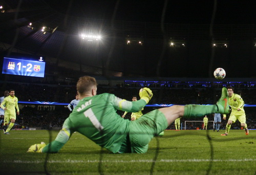 Joe Hart đẩy được quả đ&aacute; phạt 11m của Messi