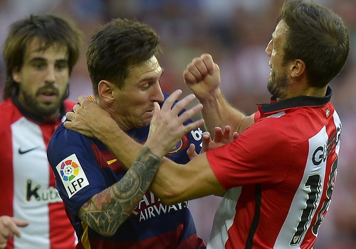 Trận đấu căng thẳng với pha x&ocirc; x&aacute;t giữa Messi v&agrave; Carlos Gurpegi