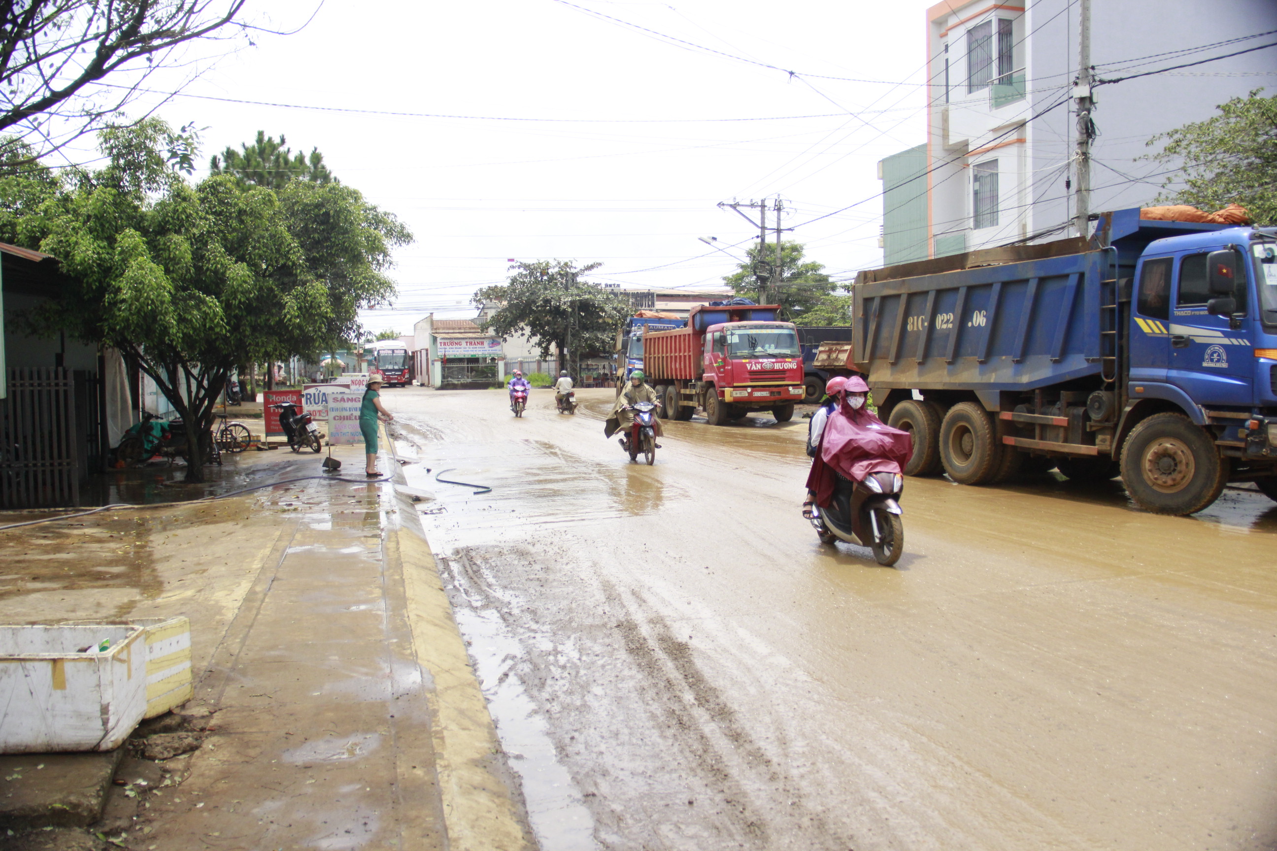 Theo người d&acirc;n trong khu vực, những chiếc xe chở đất từ s&acirc;n bay Pleiku l&agrave; nguy&ecirc;n nh&acirc;n g&acirc;y n&ecirc;n t&igrave;nh trạng tr&ecirc;n