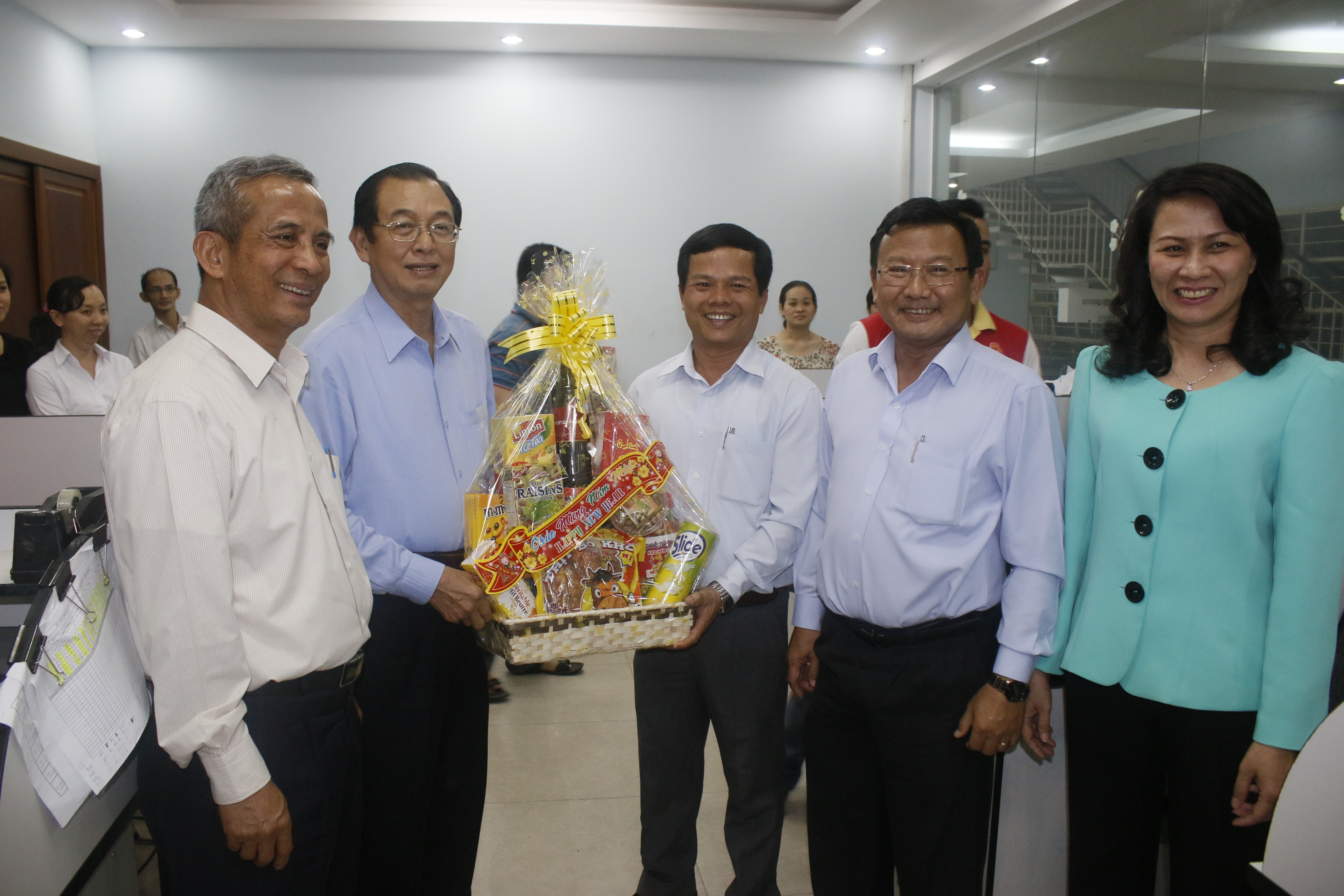 L&atilde;nh đạo Tổng LĐLĐ Việt Nam, Đo&agrave;n Đại biểu Quốc hội TP HCM v&agrave; LĐLĐ TP, tặng qu&agrave; CBCNV C&ocirc;ng ty Vissan