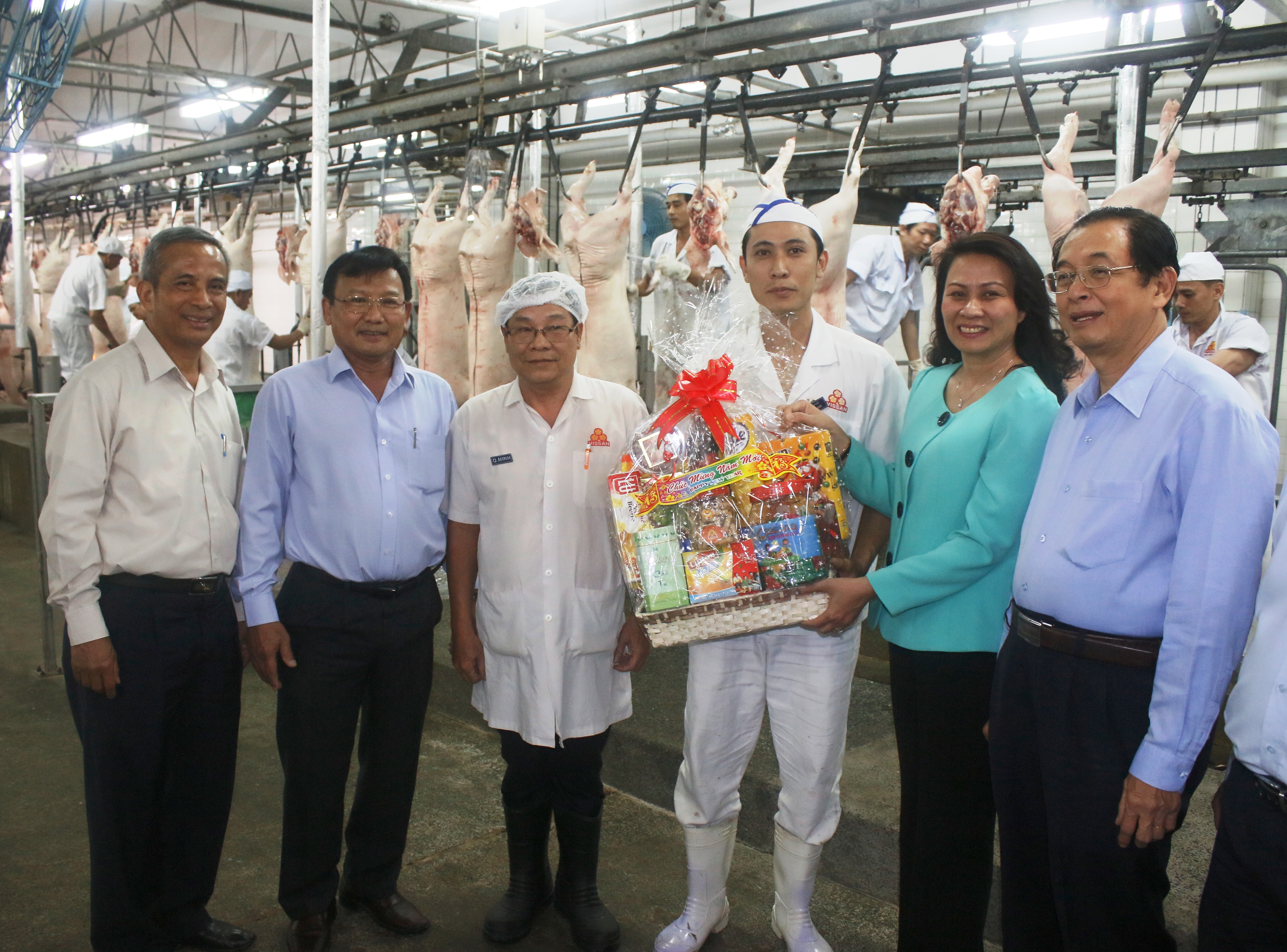 C&ocirc;ng nh&acirc;n C&ocirc;ng tyVissan cảm thấy ấm &aacute;p khi nhận được sự sẻ chia của c&aacute;c cấp l&atilde;nh đạo trong ng&agrave;y gi&aacute;p Tết