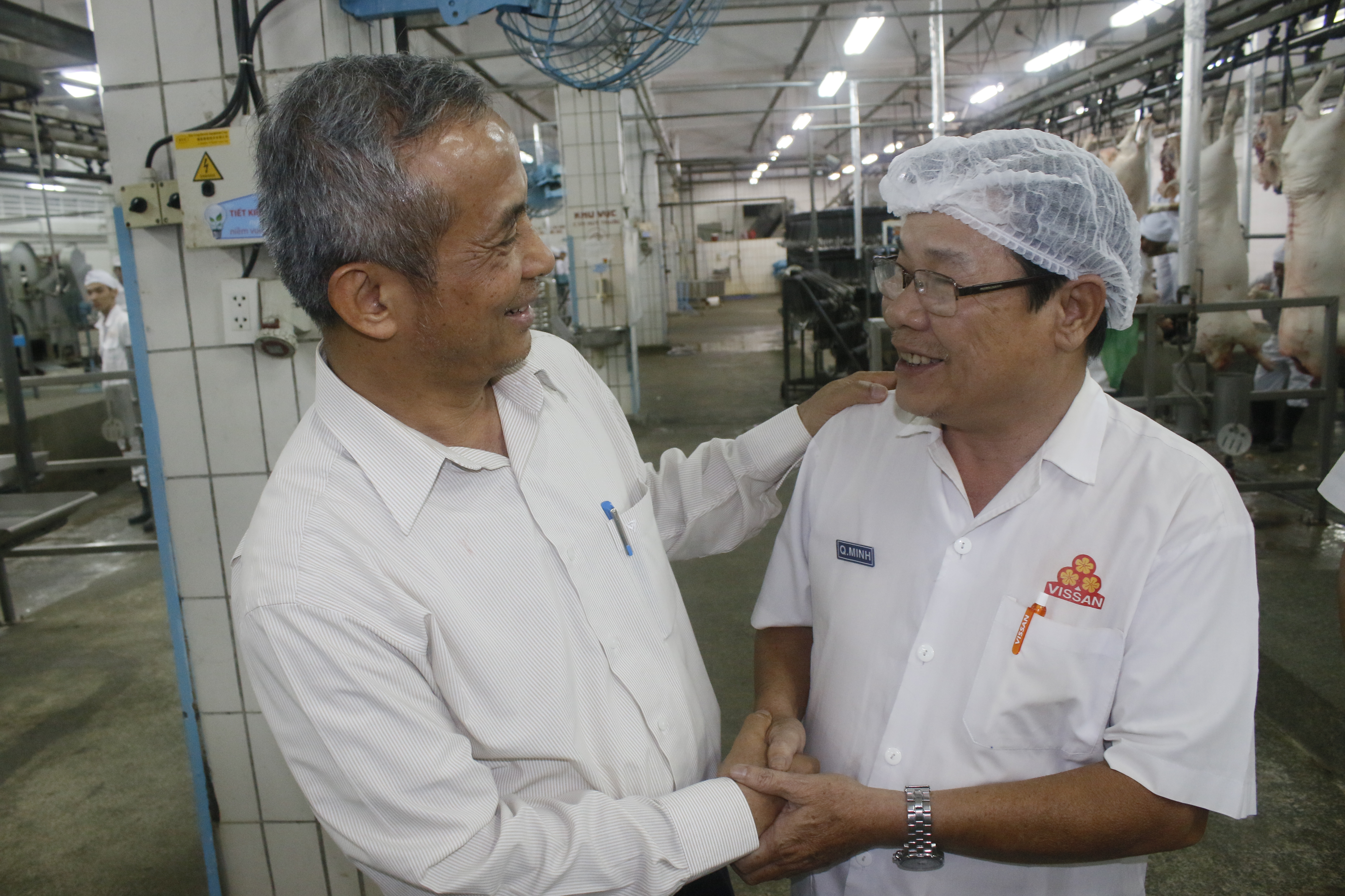 &Ocirc;ng Đặng Ngọc T&ugrave;ng, Chủ tịch Tổng LĐLĐ Việt Nam, thăm hỏi động vi&ecirc;n c&ocirc;ng nh&acirc;n C&ocirc;ng ty Vissan