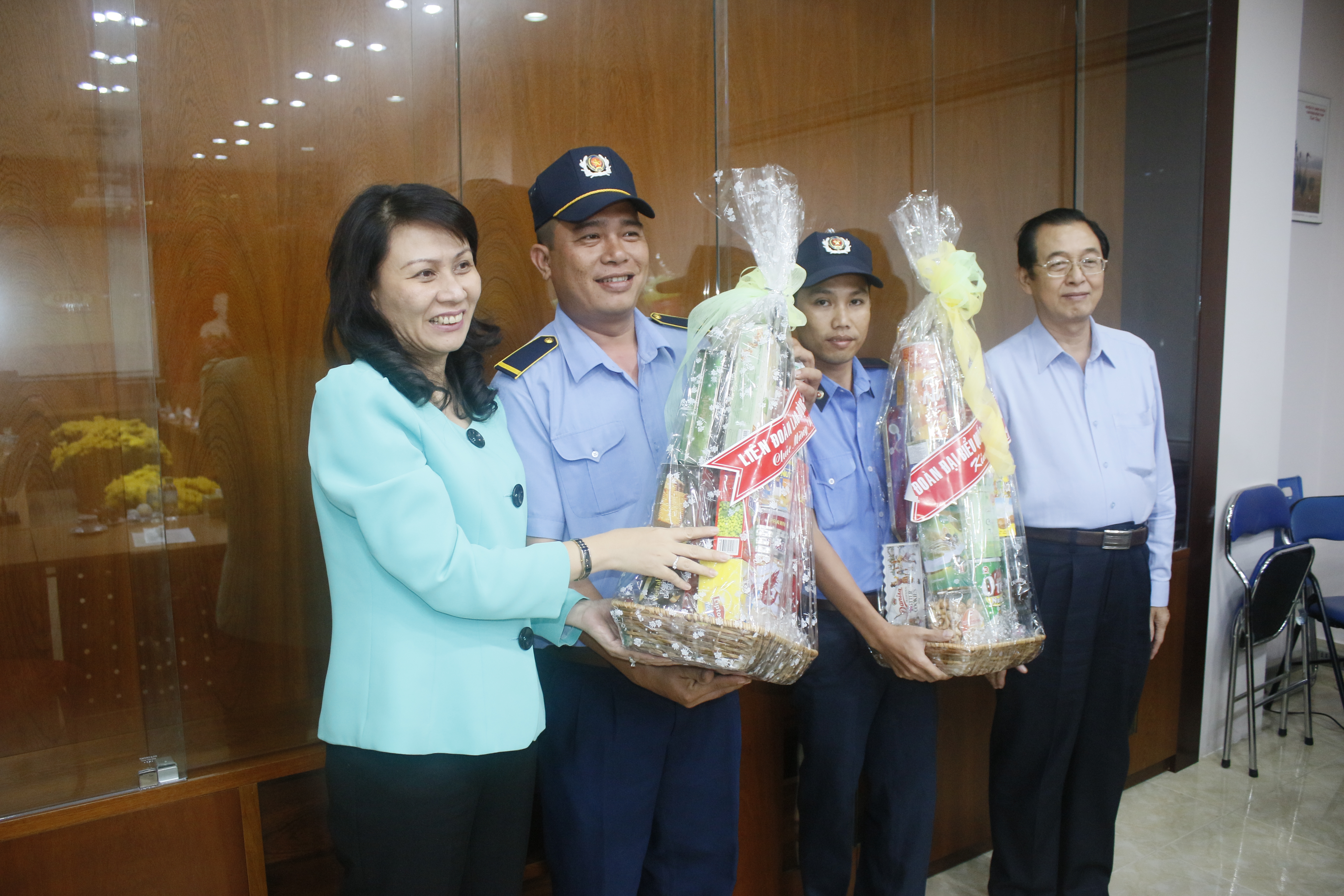 B&agrave; Nguyễn Thị Thu, Chủ tịch LĐLĐ TP HCM, tặng qu&agrave; Tết cho CBCNV Chợ B&igrave;nh Điền