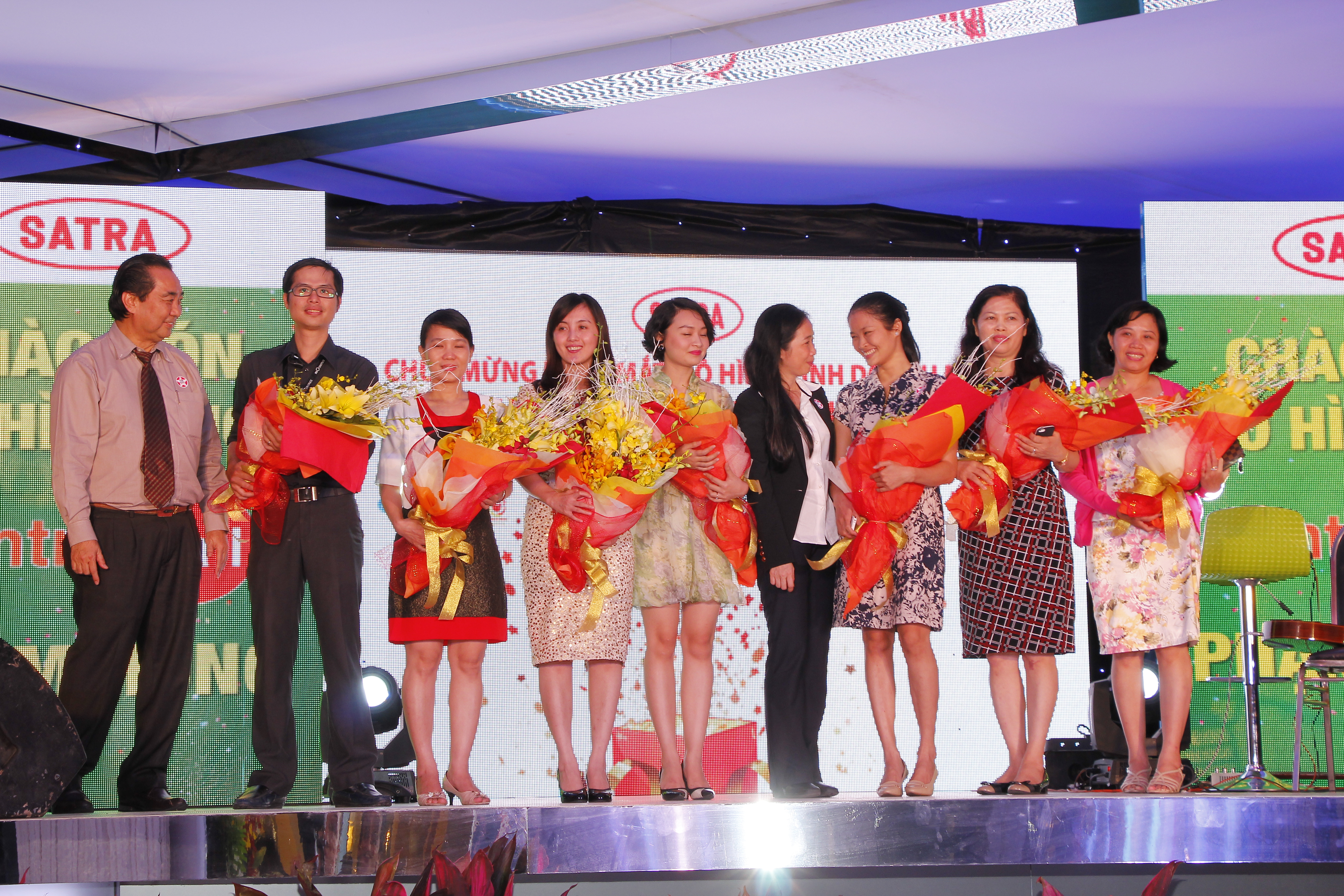 L&atilde;nh đạo SATRA tặng hoa cho c&aacute;c doanh chủ kinh doanh tại Centre Mall