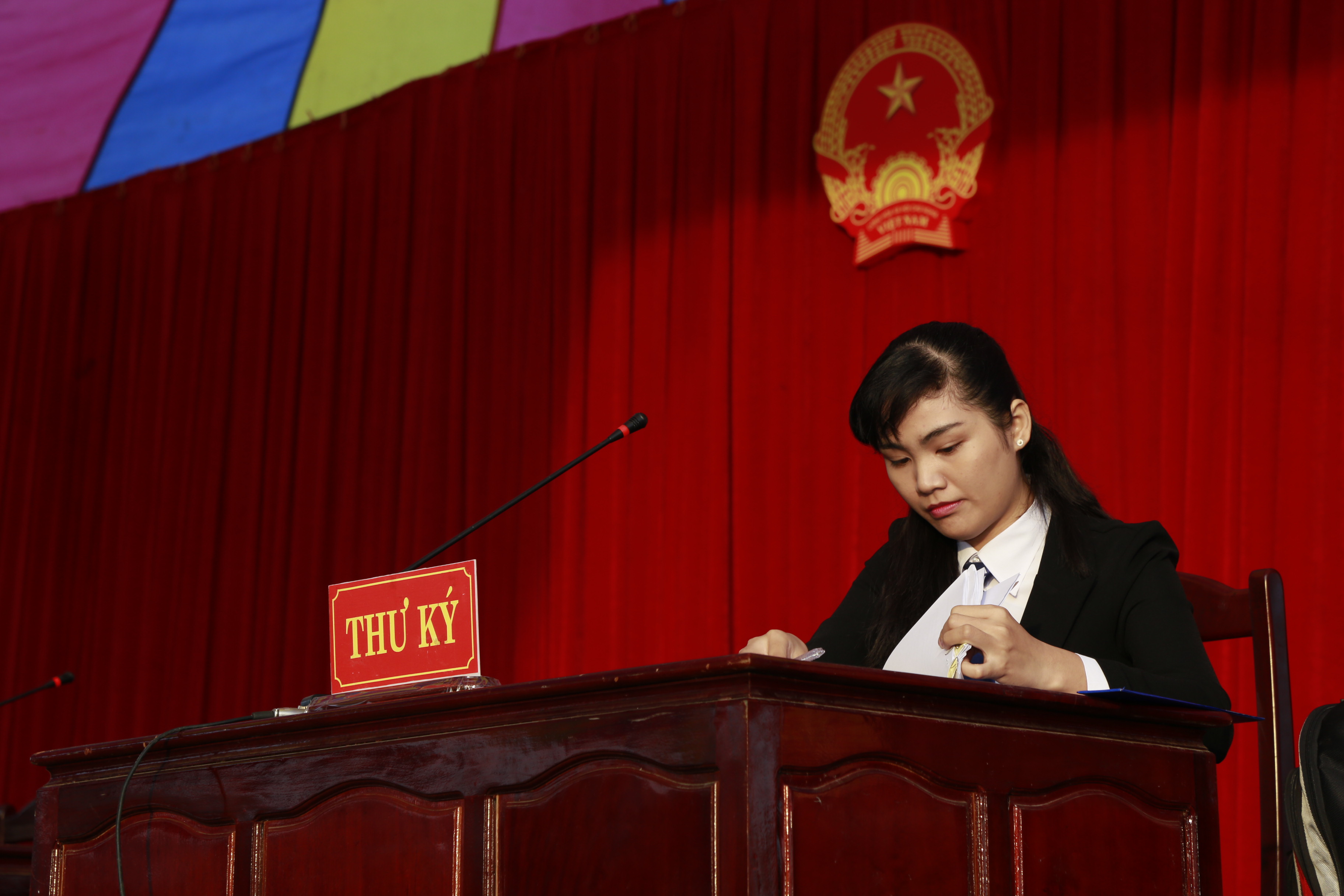Thư k&yacute; t&ograve;a chuẩn bị hồ sơ vụ &aacute;n