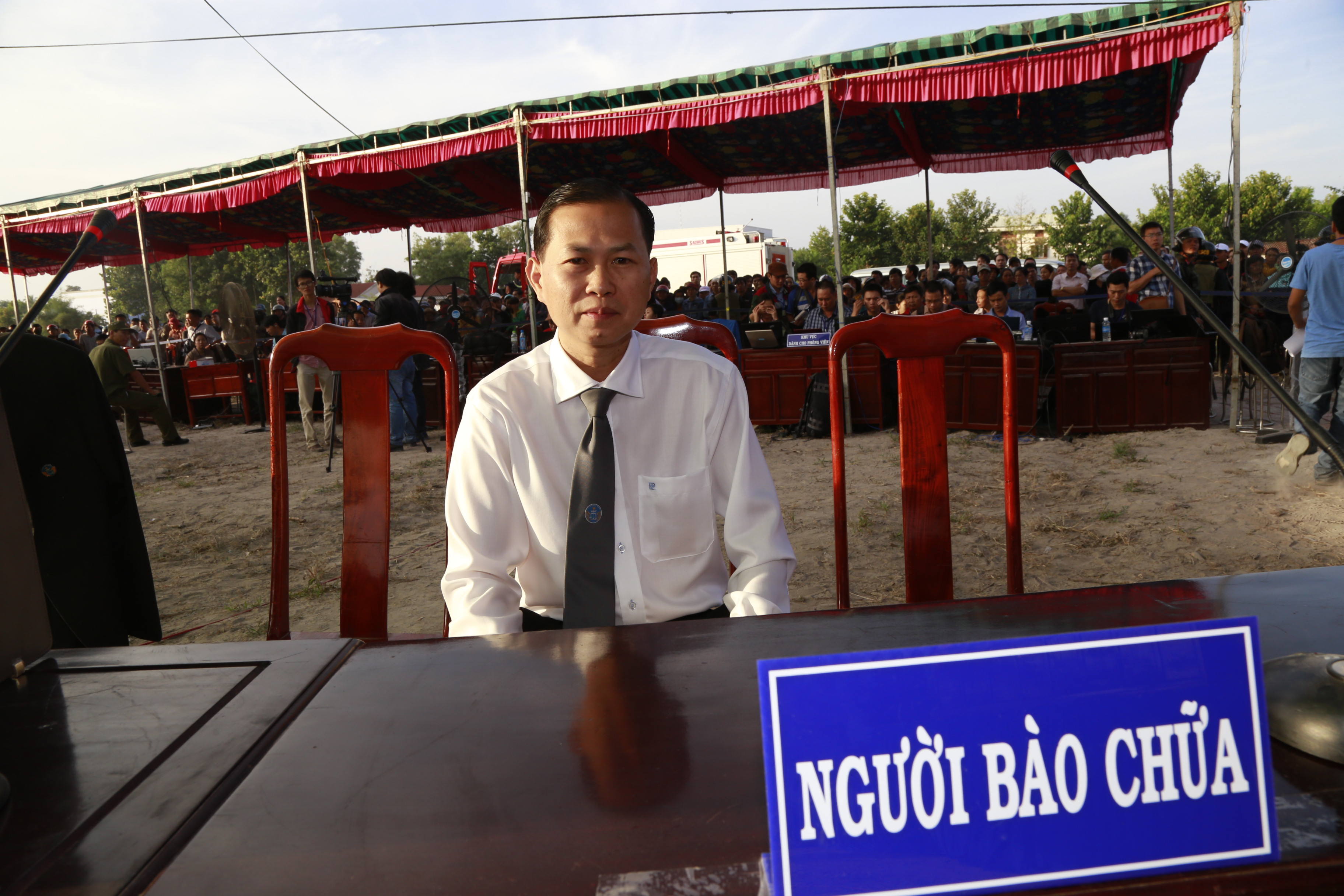 Luật sư L&ecirc; Văn Nam b&agrave;o chữa cho bị c&aacute;o Tiến