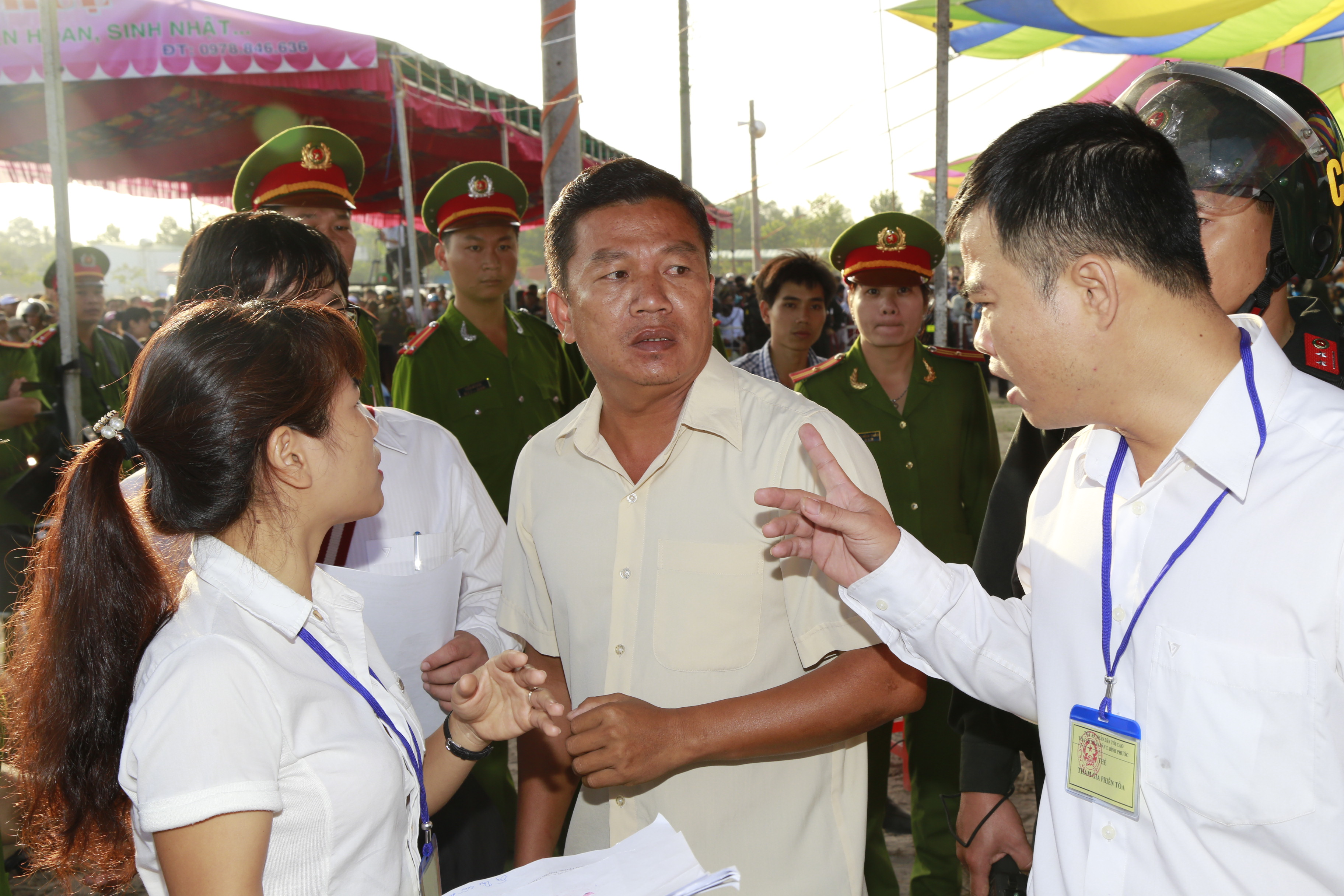 Em ruột b&agrave; Nga đến l&agrave;m thục tục tham dự t&ograve;a