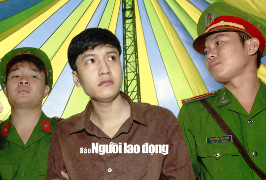 Bị c&aacute;o Nguyễn Hải Dương nh&igrave;n thẳng KSV đang đọc c&aacute;o trạng