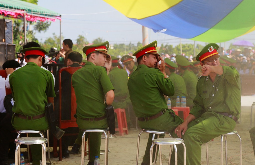 Gi&ocirc;ng gi&oacute; lại nổi l&ecirc;n lần thứ 2 khi thẩm ph&aacute;n hỏi bị c&aacute;o Tiến.
