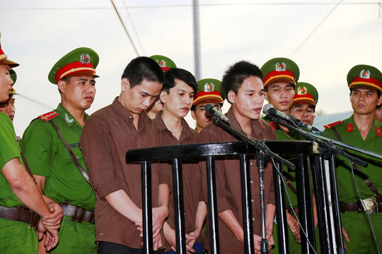 Vụ thảm sát ở Bình Phước: Dương và Tiến án tử, Thoại 16 năm tù