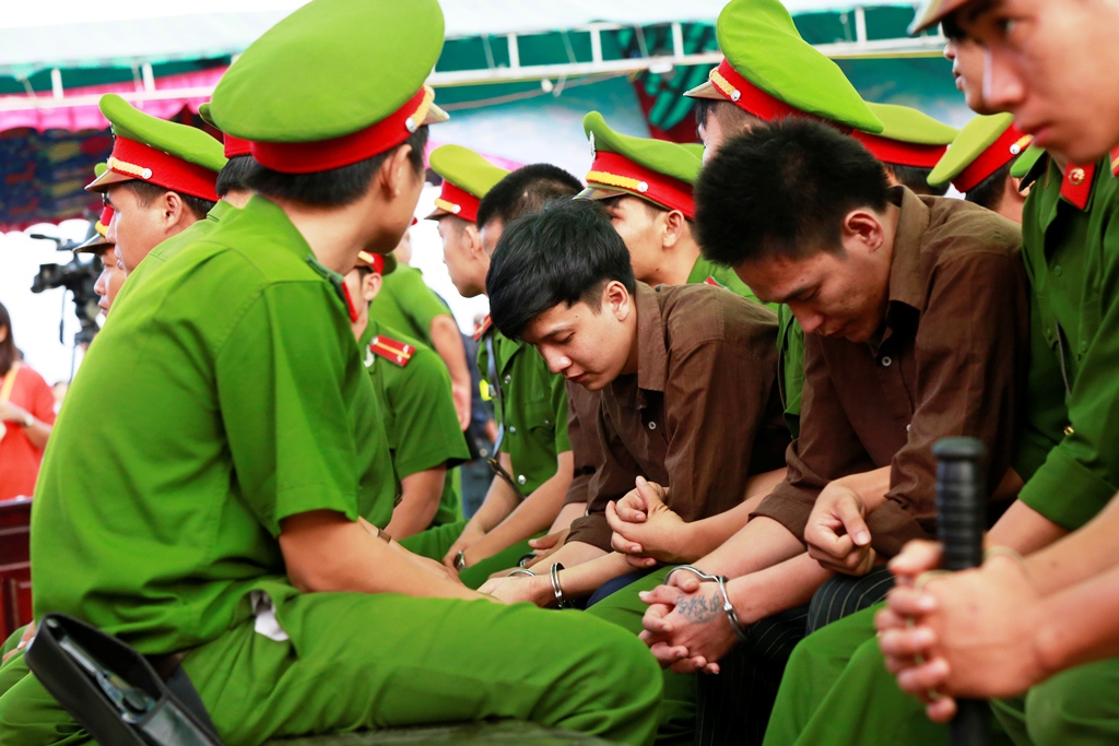 3 bị c&aacute;o kh&aacute; căn thẳng trước khi nghe HĐXX luận tội