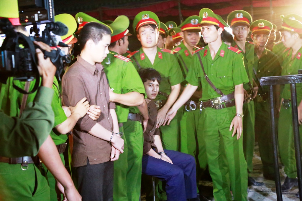 Vừa nghe chủ tọa tuy&ecirc;n &aacute;n tử h&igrave;nh Dương khụy ch&acirc;n xuống ghế, khu&ocirc;n mặt thất thần.