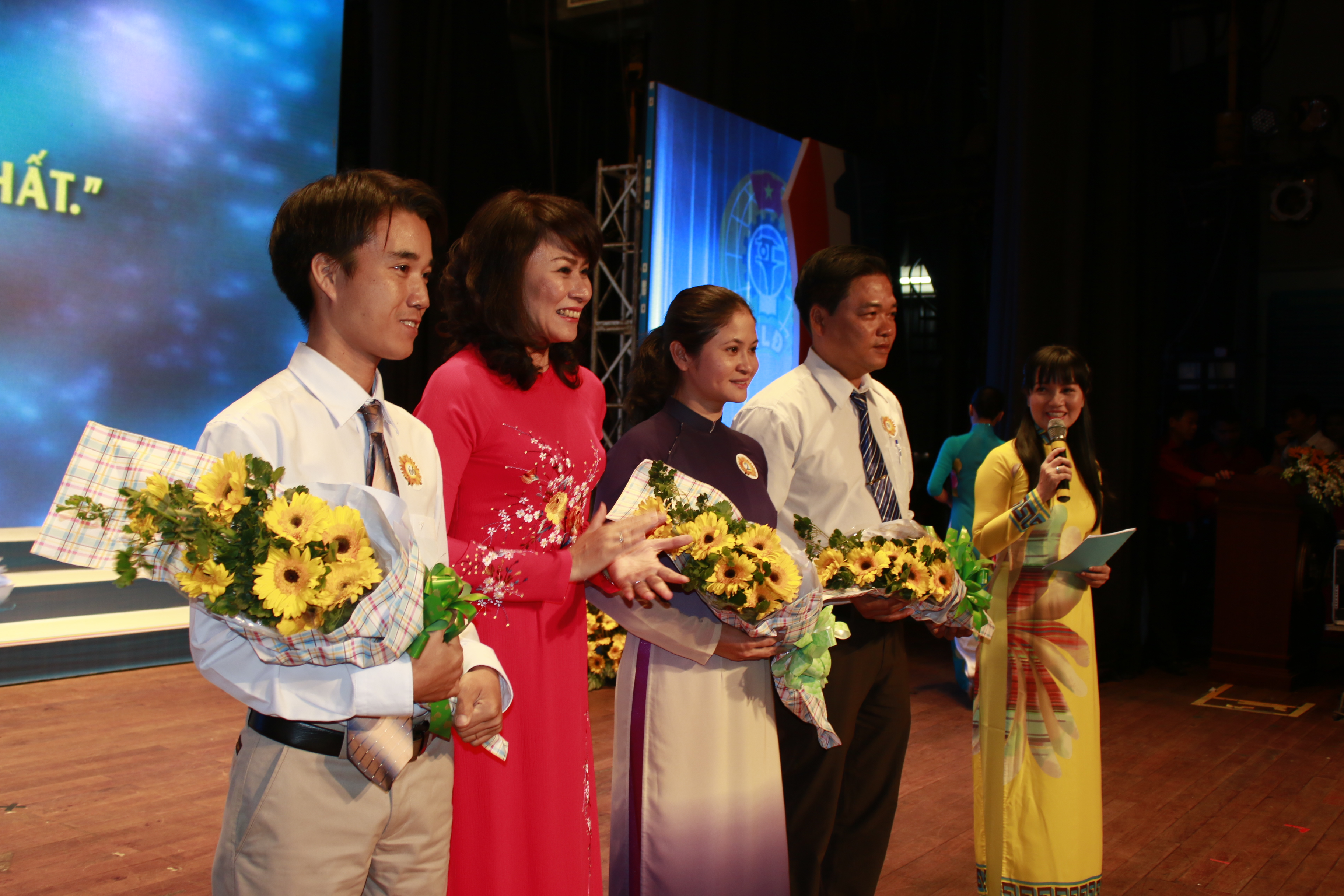 B&agrave; Nguyễn Thị Thu, Chủ tịch LĐLĐ TP HCM, tặng hoa cho c&aacute;c tập thể, c&aacute; nh&acirc;n điển h&igrave;nh được chọn giao lưu