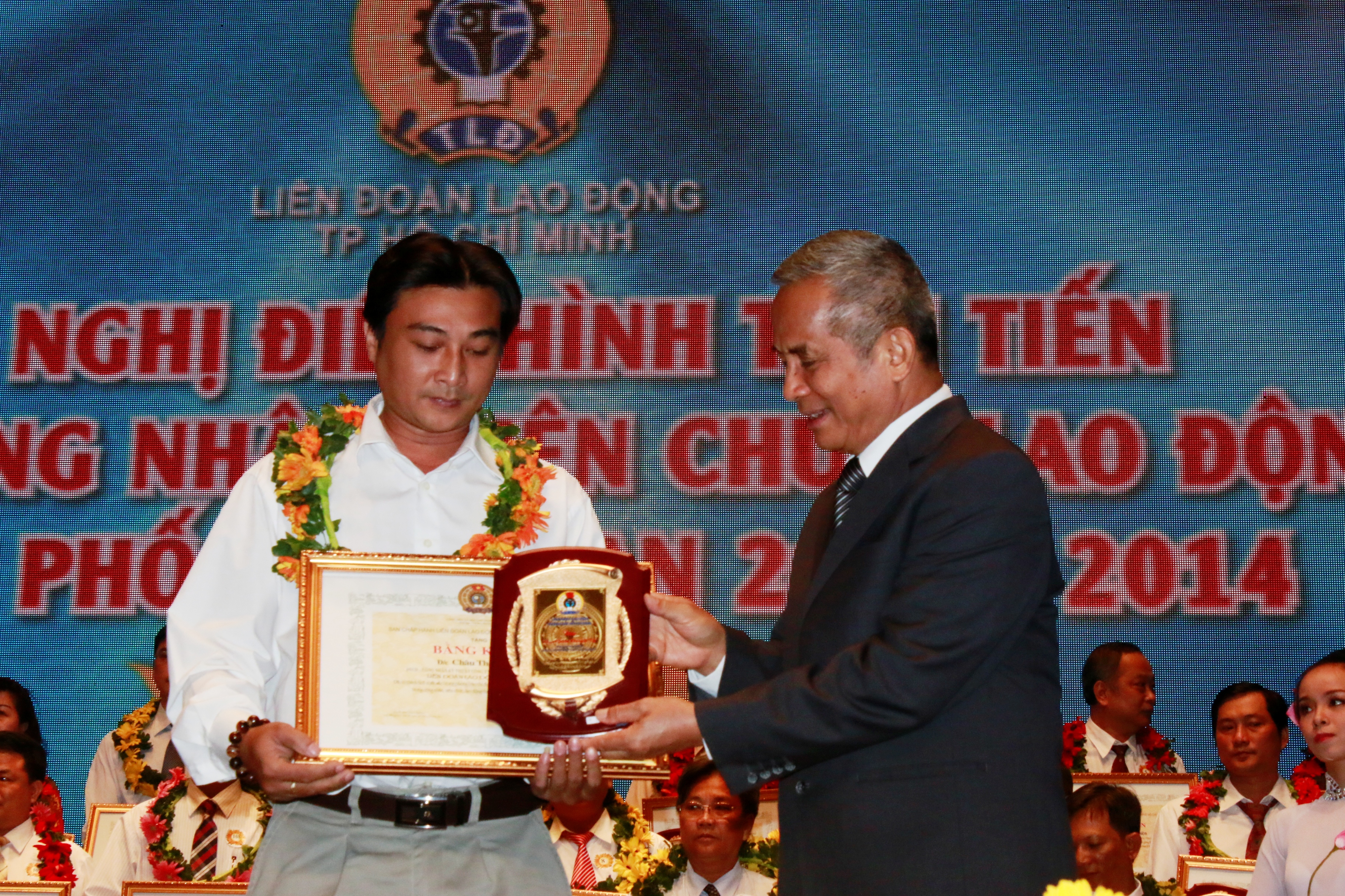 &Ocirc;ng Đặng Ngọc T&ugrave;ng, Ủy vi&ecirc;n Trung ương Đảng, Chủ tịch Tổng LĐLĐ Việt Nam, trao bằng khen v&agrave; biểu trưng cho c&aacute;c gương điển h&igrave;nh
