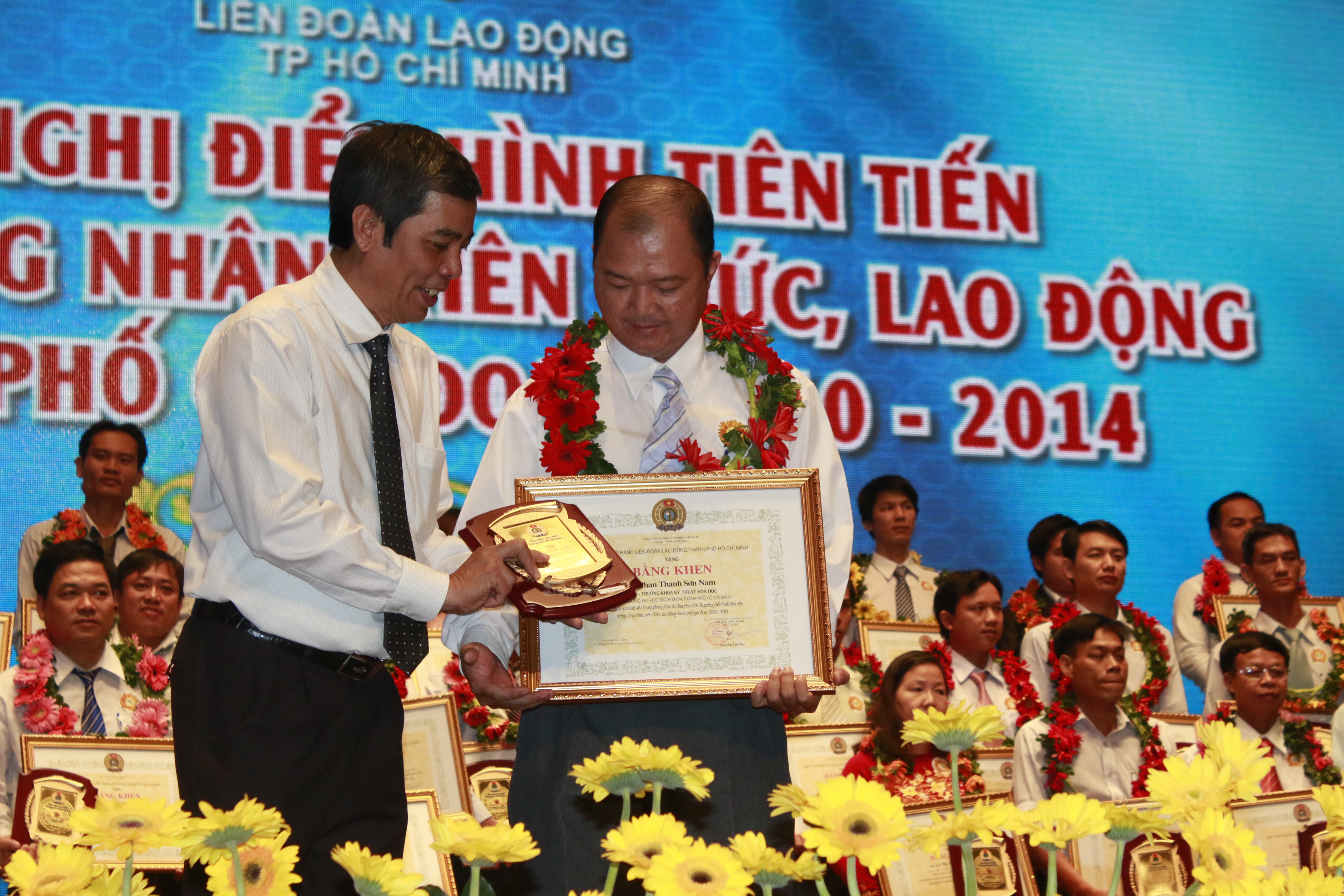 &Ocirc;ng Nguyễn Văn Khải, Ph&oacute; Chủ tịch Thường trực LĐLĐ TP, tặng biểu trưng cho c&aacute;c gương điển h&igrave;nh