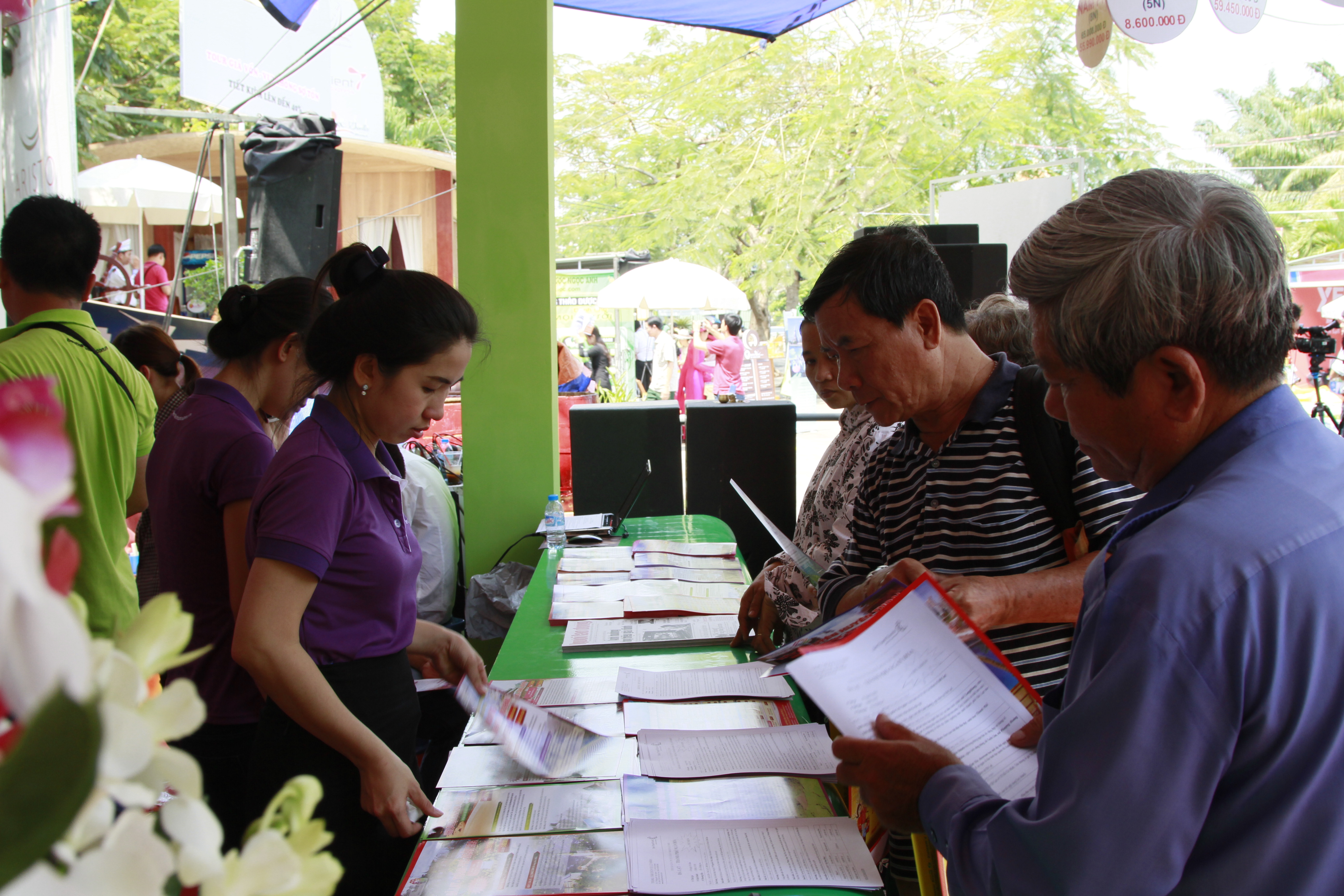Kh&aacute;ch tham khảo tour tại gian h&agrave;ng BenThanh Tourist tại Ng&agrave;y hội Du lịch TP HCM 2014