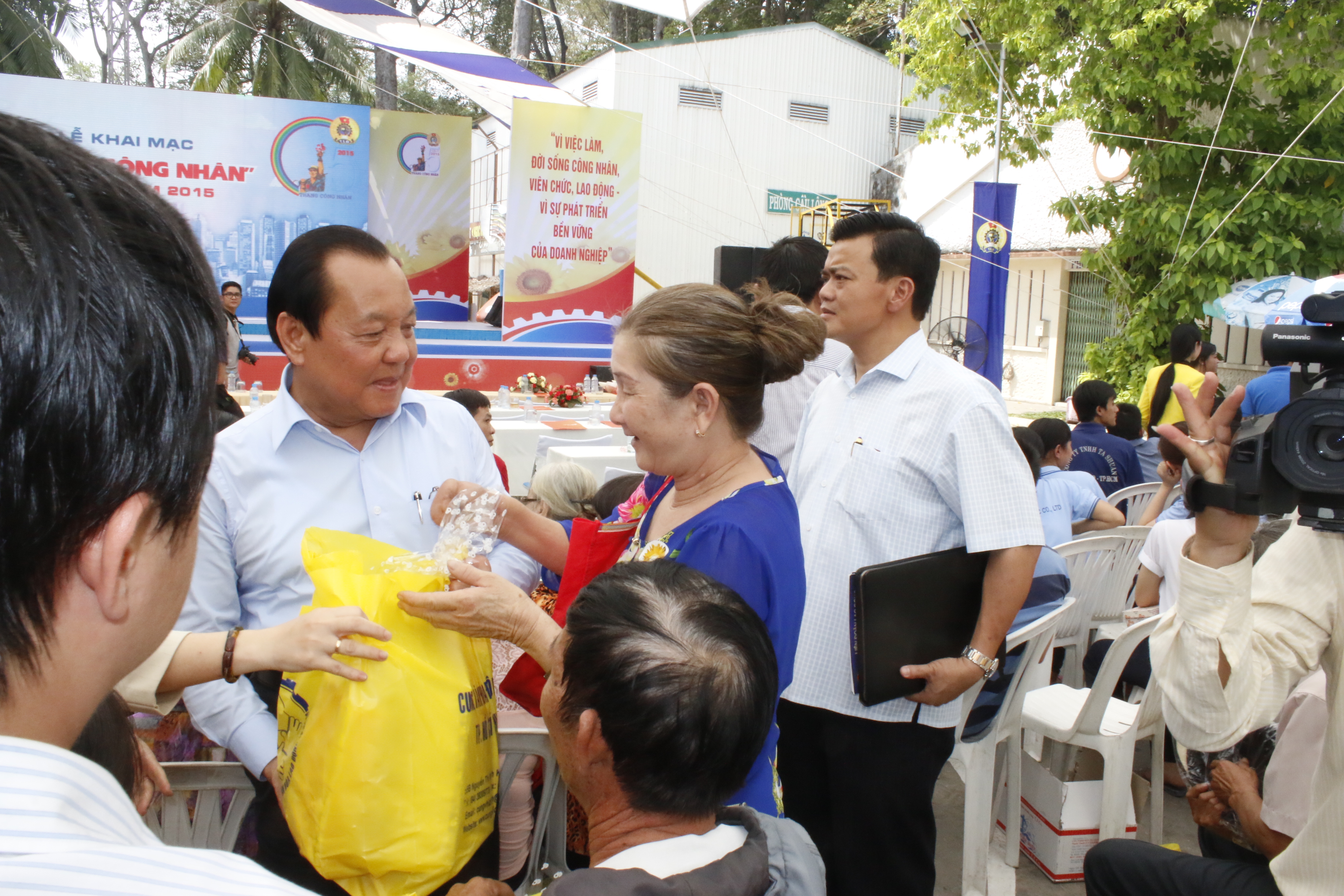 &Ocirc;ng L&ecirc; Thanh Hải, Ủy vi&ecirc;n Bộ Ch&iacute;nh trị, B&oacute; thu Th&agrave;nh ủy (b&igrave;a tr&aacute;i), tặng qu&agrave; cho c&ocirc;ng nh&acirc;n c&oacute; ho&agrave;n cảnh kh&oacute; khăn