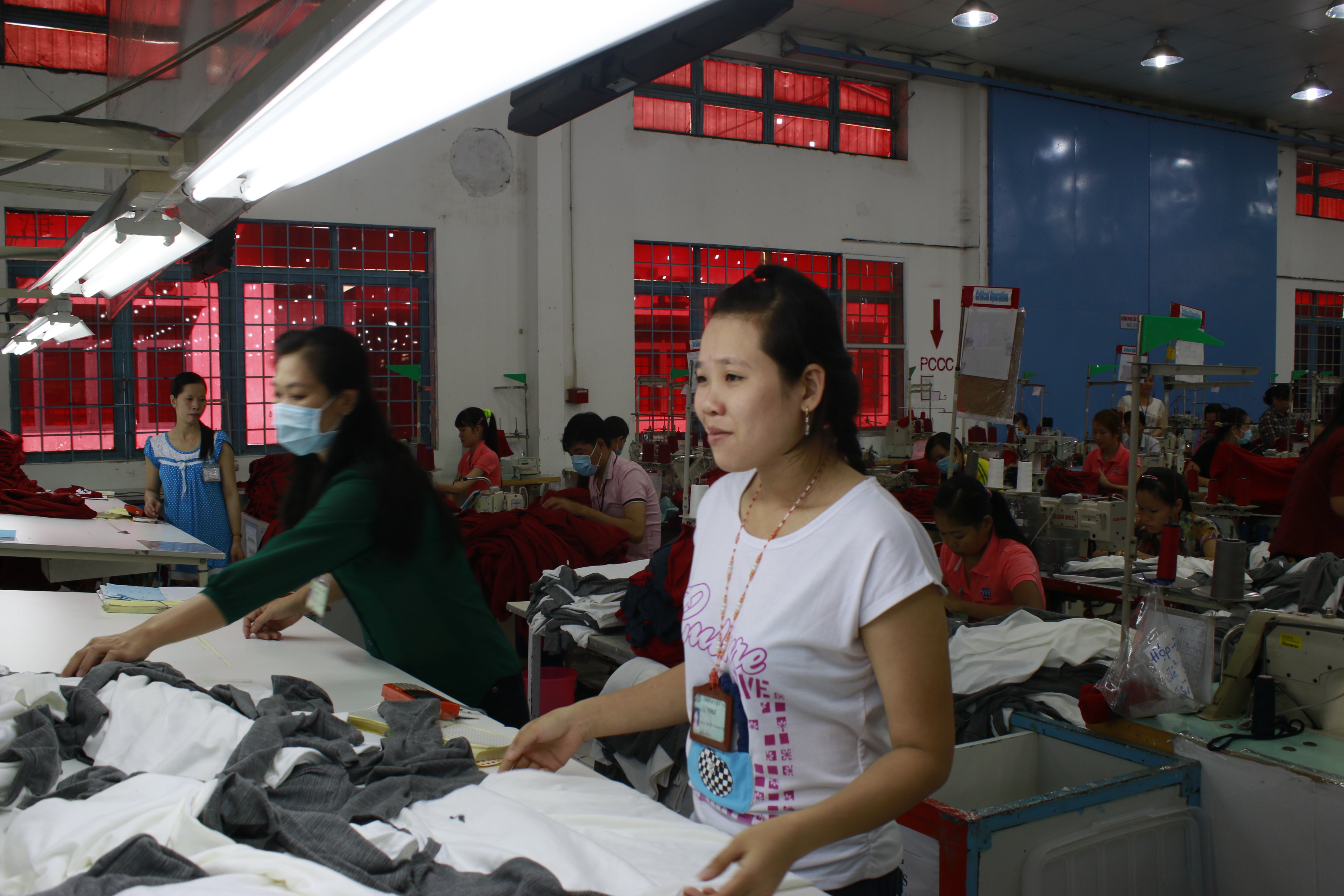 Số đồng c&ocirc;ng nh&acirc;n cho rằng mức đề xuất 10% của Ph&ograve;ng Thương mại c&ocirc;ng nghiệp Việt Nam (VCCI) l&agrave; qu&aacute; thấp v&agrave; c&oacute; độ &ldquo;ch&ecirc;nh&rdquo; qu&aacute; lớn so với đề nghị của Tổng LĐLĐ Việt Nam (16%)
ẢNH: KH&Aacute;NH AN