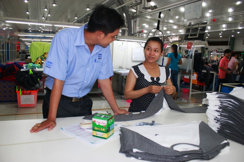C&aacute;n bộ C&ocirc;ng đo&agrave;n C&ocirc;ng ty Triple Việt Nam thăm hỏi t&igrave;nh h&igrave;nh việc l&agrave;m, đời sống c&ocirc;ng nh&acirc;n