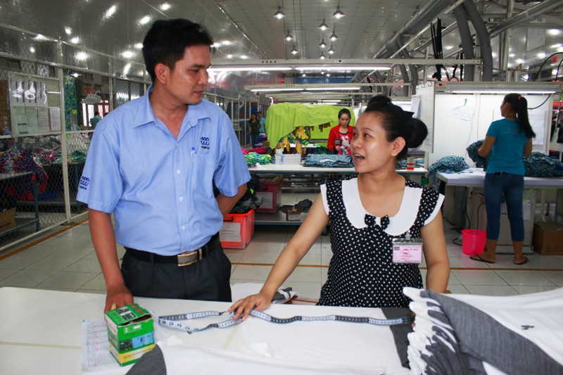 C&aacute;n bộ C&ocirc;ng đo&agrave;n C&ocirc;ng ty Triple thăm hỏi c&ocirc;ng nh&acirc;n
