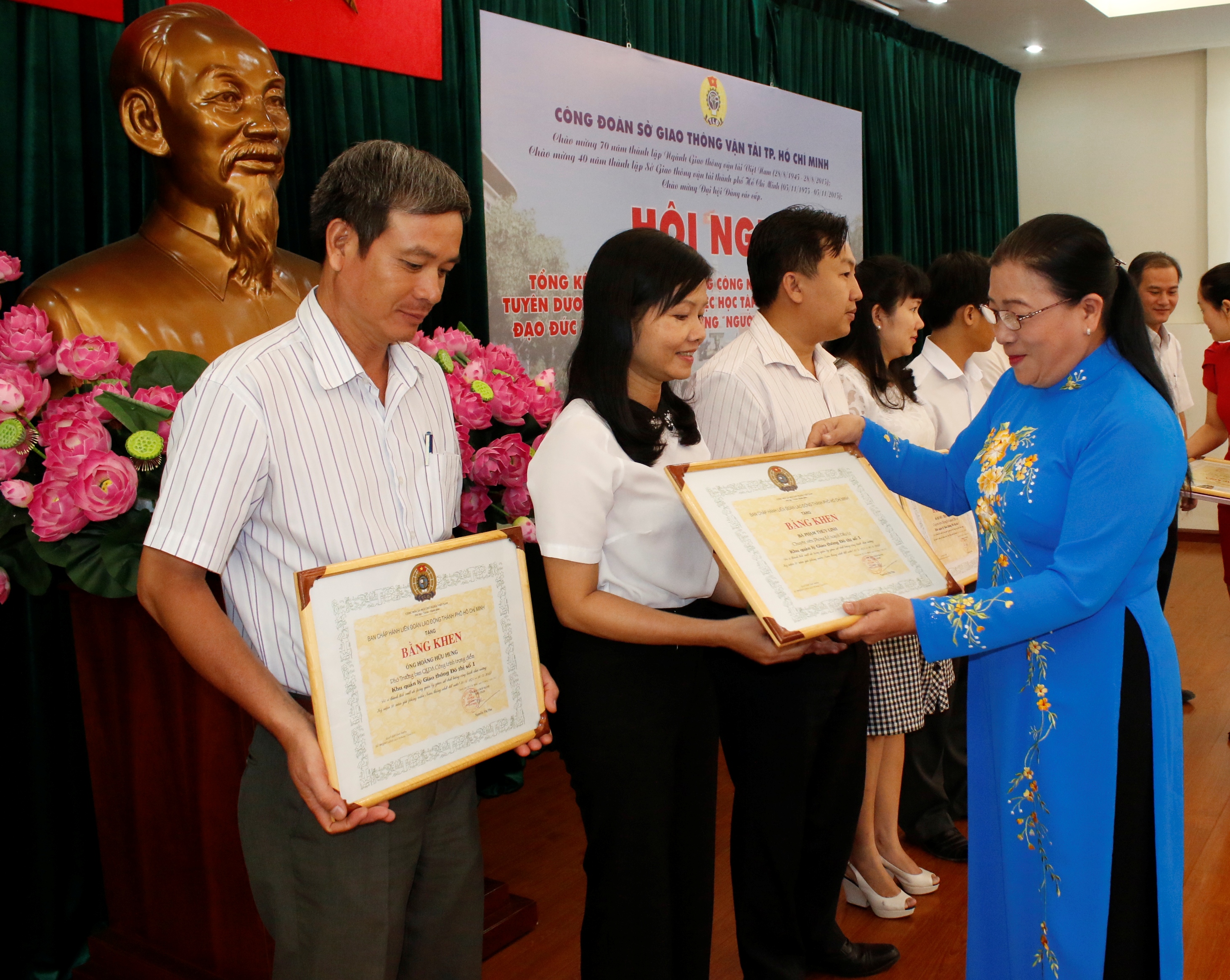 B&agrave; Nguyễn Thị B&iacute;ch Thủy, Ph&oacute; Chủ tịch LĐLĐ TP, trao giấy khen cho c&aacute;c tập thể c&oacute; th&agrave;nh t&iacute;ch xuất sắc trong Th&aacute;ng c&ocirc;ng nh&acirc;n