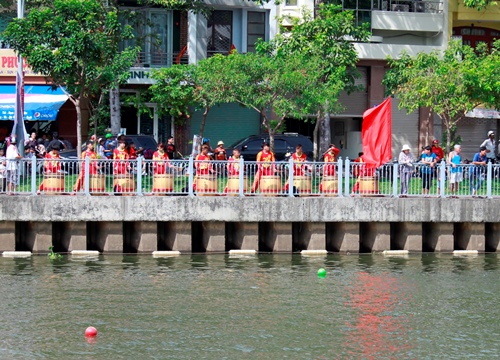 Nhóm l&acirc;n sư r&ocirc;̀ng đánh tr&ocirc;́ng c&ocirc;̉ vũ các đ&ocirc;̣i đua thuy&ecirc;̀n